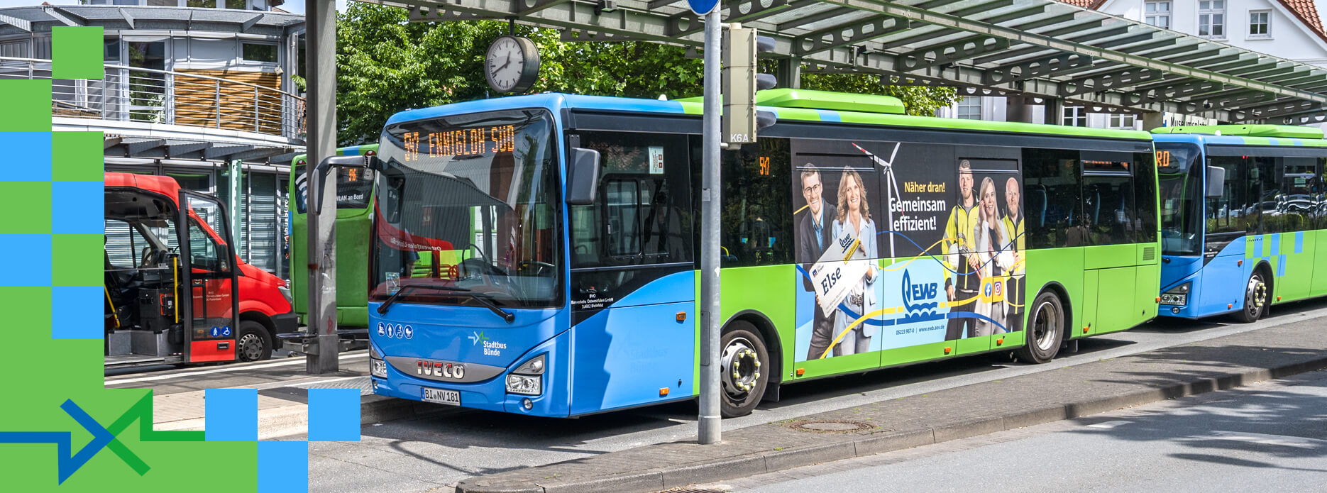 Busse halten an der Bushaltestelle am Museumsplatz in Bünde.